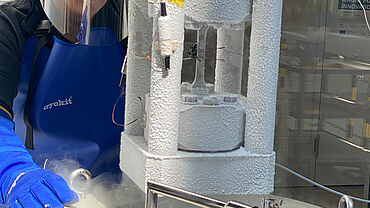 引張試験後の液体窒素浸漬式クライオスタット内の冷却装置